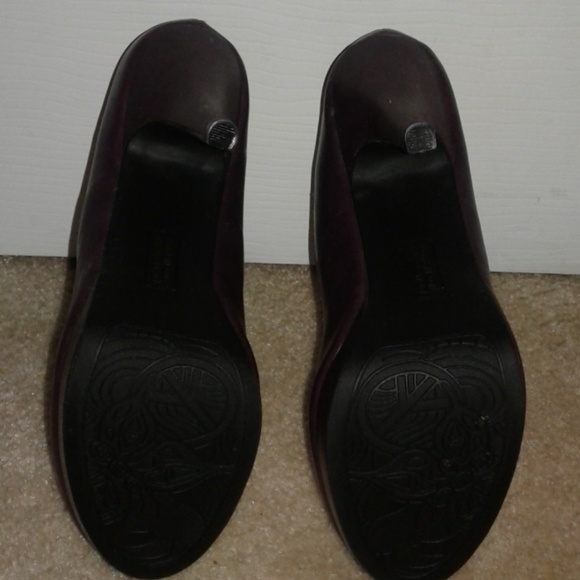 Kenneth Cole Reaction Plum Heels - Picture 3 of 4
